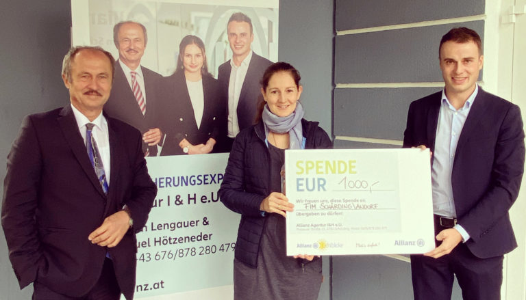 Übergabe eines Schecks von 1000€ an das Familien- und Sozailhilfezentrum Schärding. Auf dem Foto: Johann Lengauer, Julia Obereder, Manuel Hötzeneder